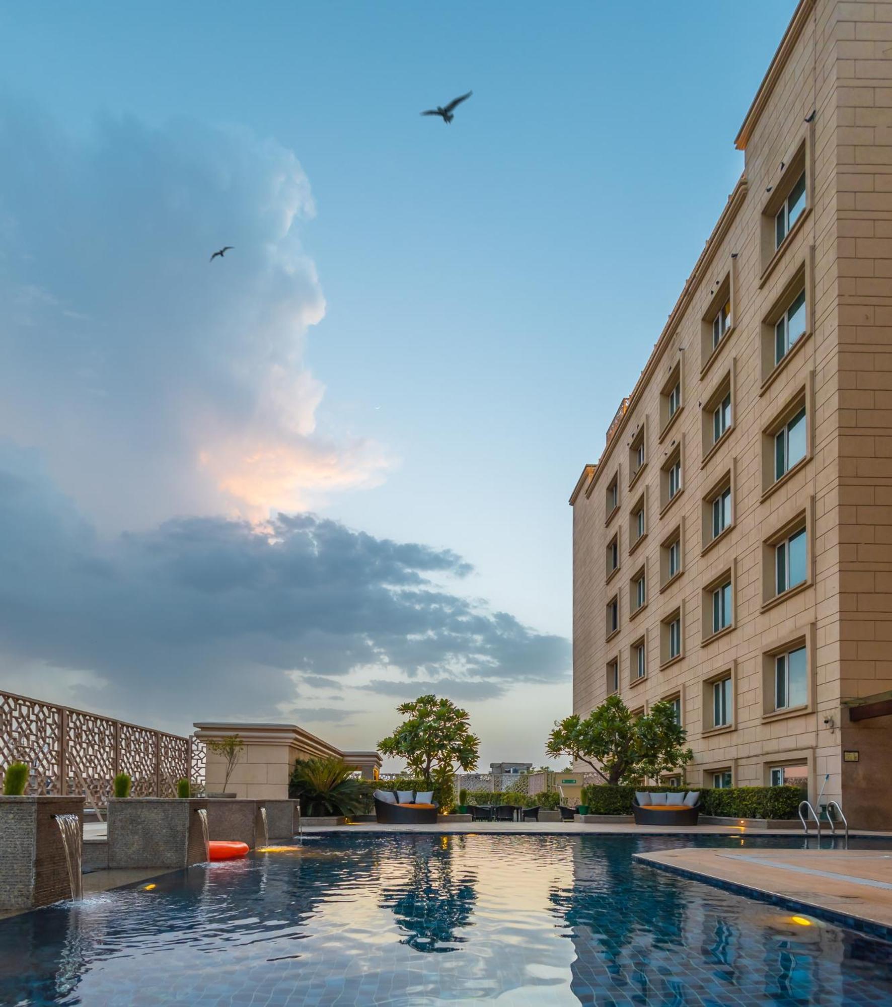 Holiday Inn Agra Mg Road An Ihg Hotel Екстер'єр фото The school's campus